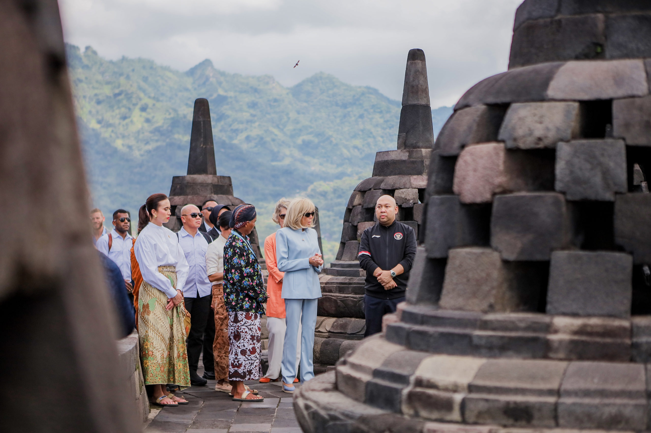 Ibu Negara Prancis Menikmati Kunjungan di Candi Borobudur