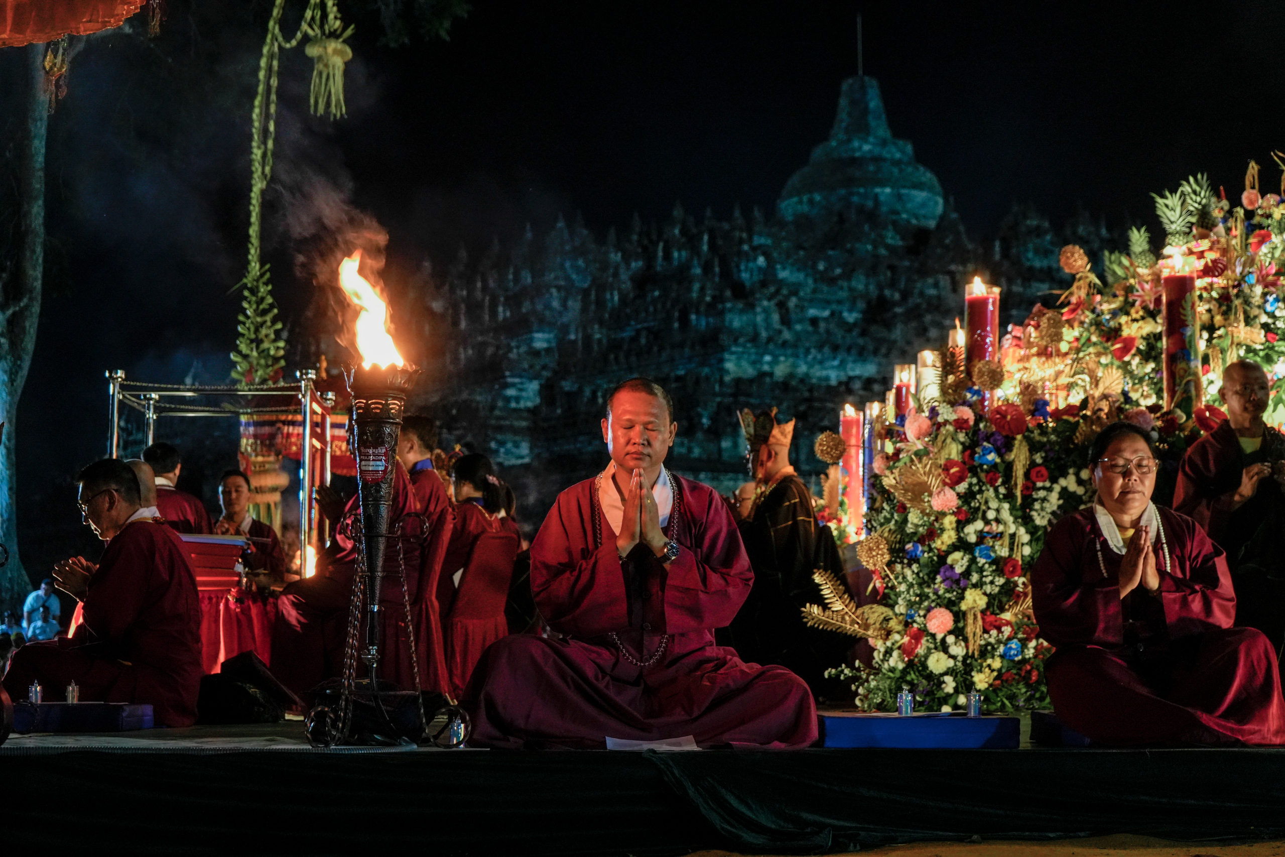 Ribuan Umat Buddha Mengikuti Prosesi Apihoma di Candi Borobudur