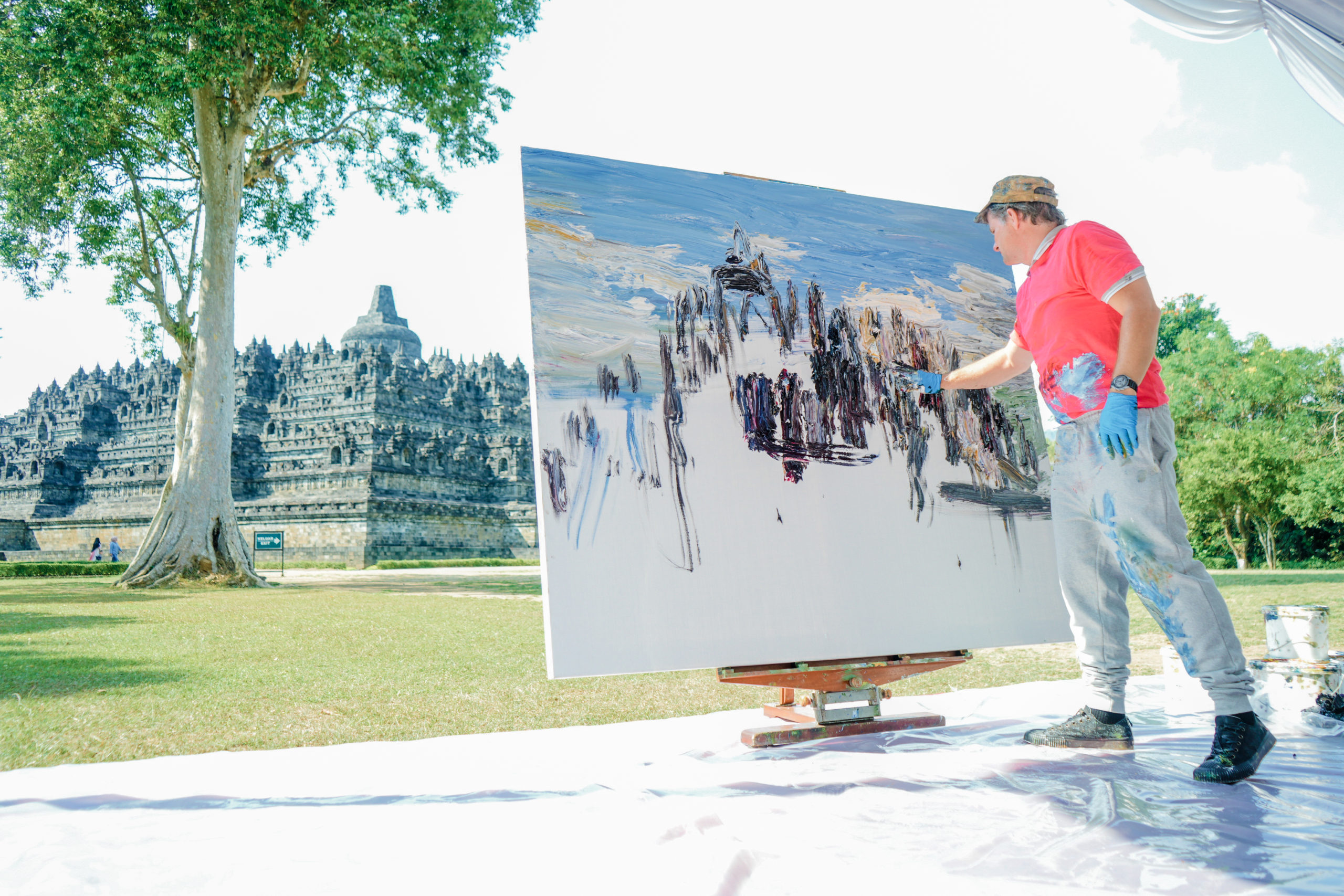 Aksi Finger Painting Pelukis Jerman di Candi Borobudur