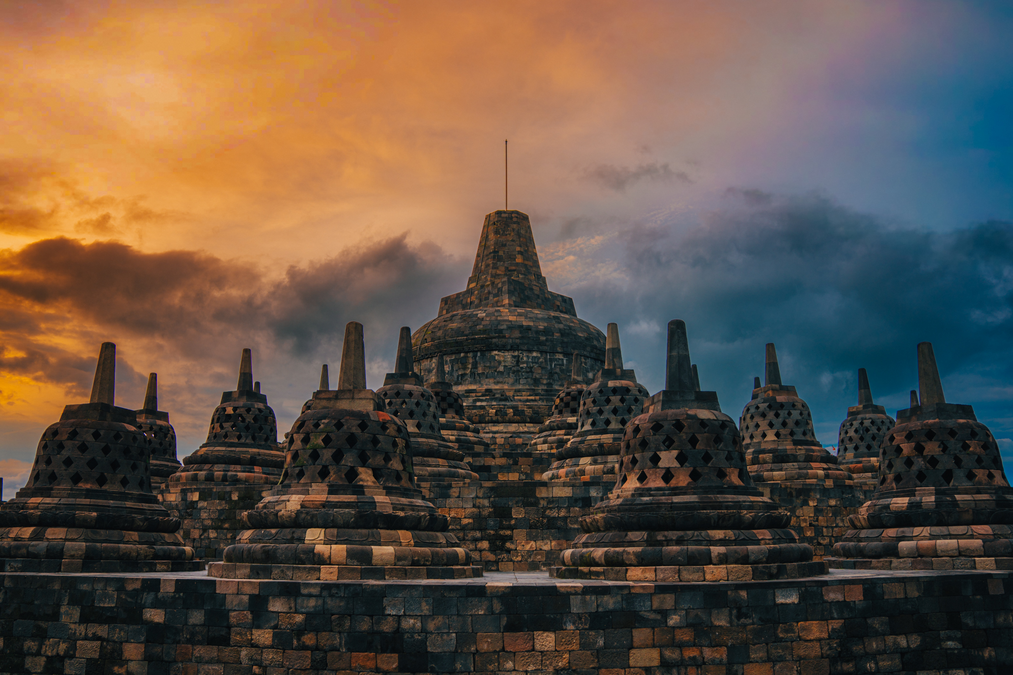 Perdana Nikmati Sunset dari Atas Borobudur IDM Dorong Pertumbuhan Ekosistem Pariwisata Lokal